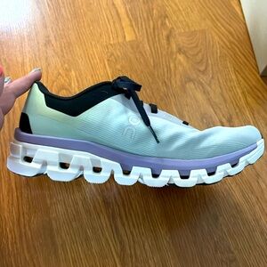 Woman’s On running shoes. Size 9 cloudflow 4